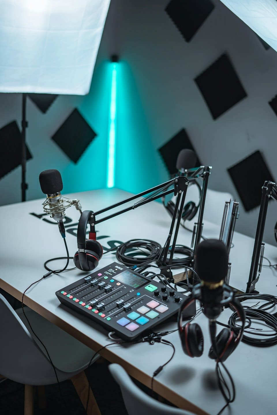 Profesjonalne studio podcastowe z mikrofonami i mikserem audio.